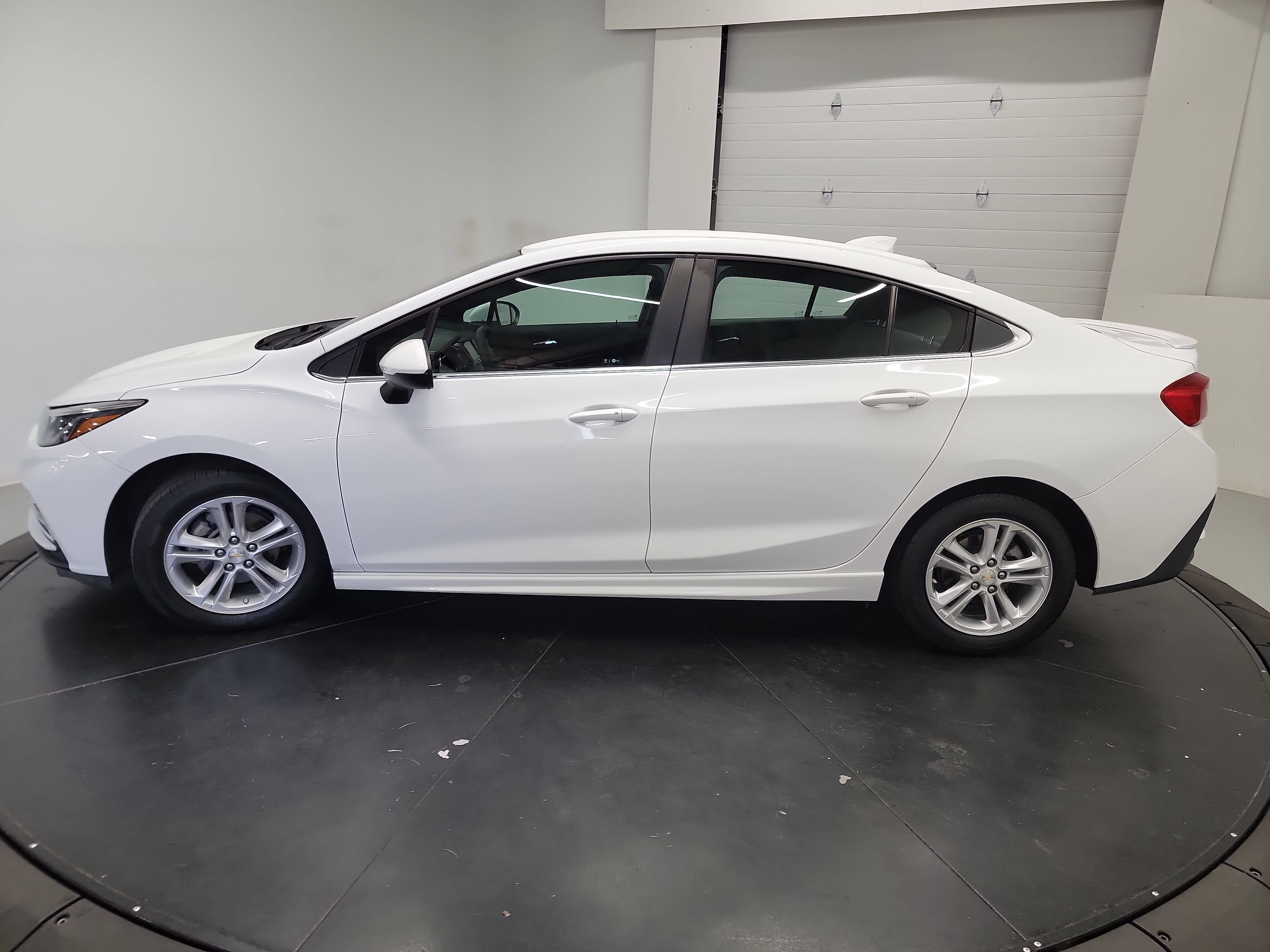 Used 2017 Chevrolet Cruze LT w/ Convenience Package FWD image 4