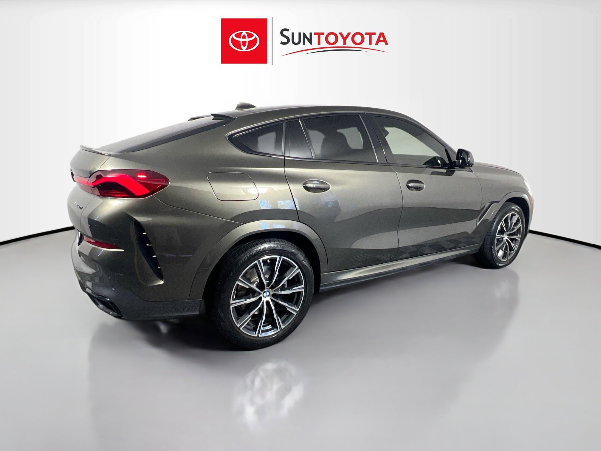 Used 2022 BMW X6 xDrive40i w/ M Sport Package AWD/4WD image 5