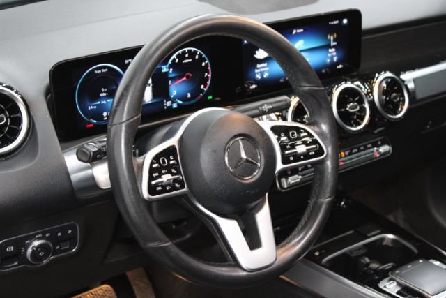 Used 2020 Mercedes-Benz GLB 250 4MATIC w/ Premium Package image 14