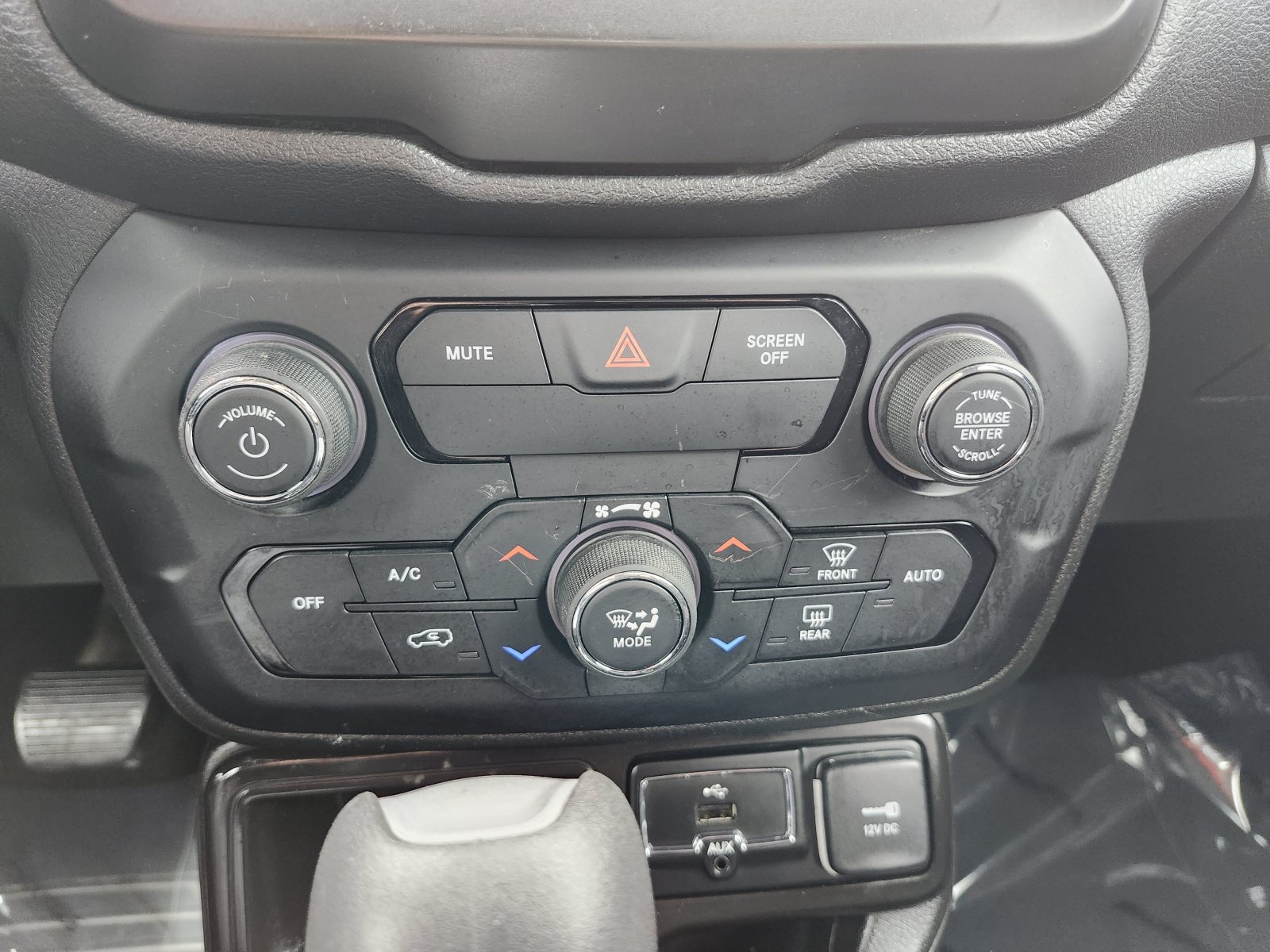 Used 2020 Jeep Renegade Latitude FWD image 27