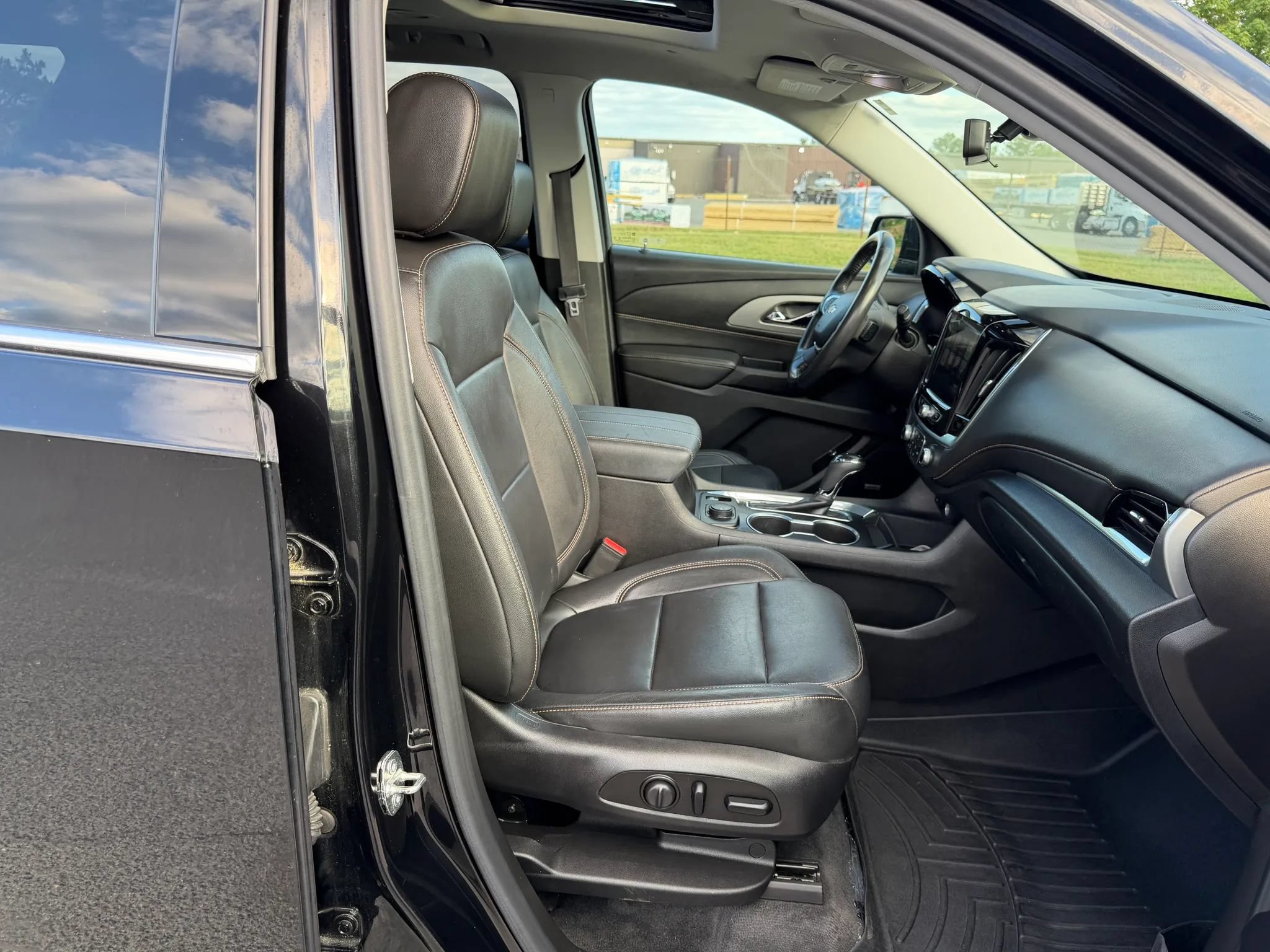 Used 2019 Chevrolet Traverse LT w/ LT Premium Package AWD/4WD image 13