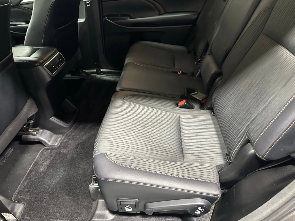 Used 2018 Toyota Highlander Plus w/ Carpet Mat Package (TMS) AWD/4WD image 39