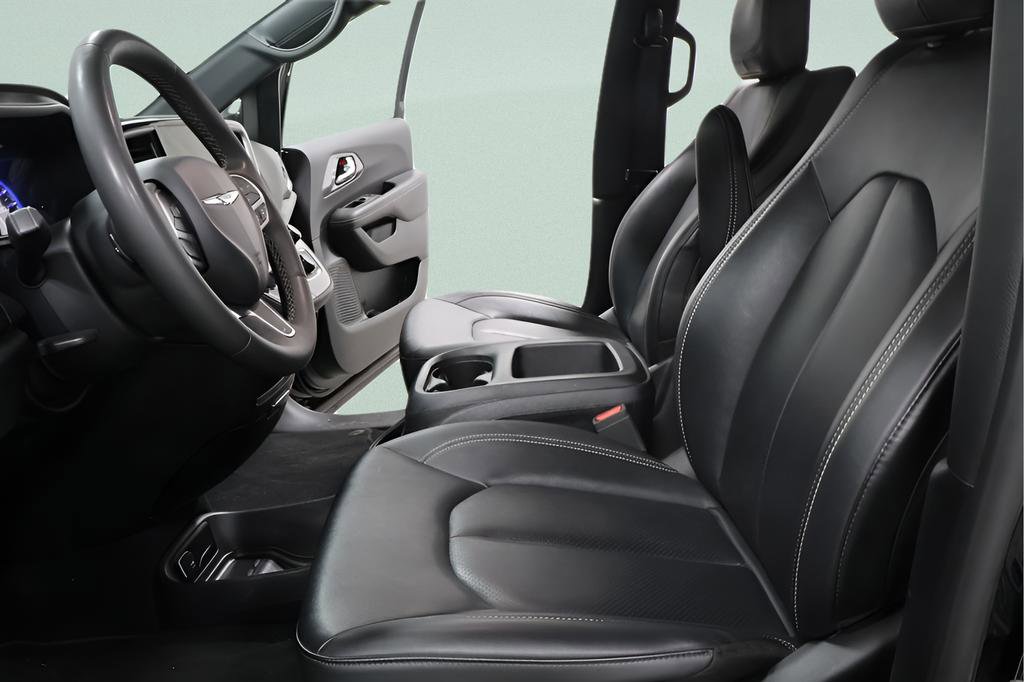 Used 2025 Chrysler Pacifica Select image 18