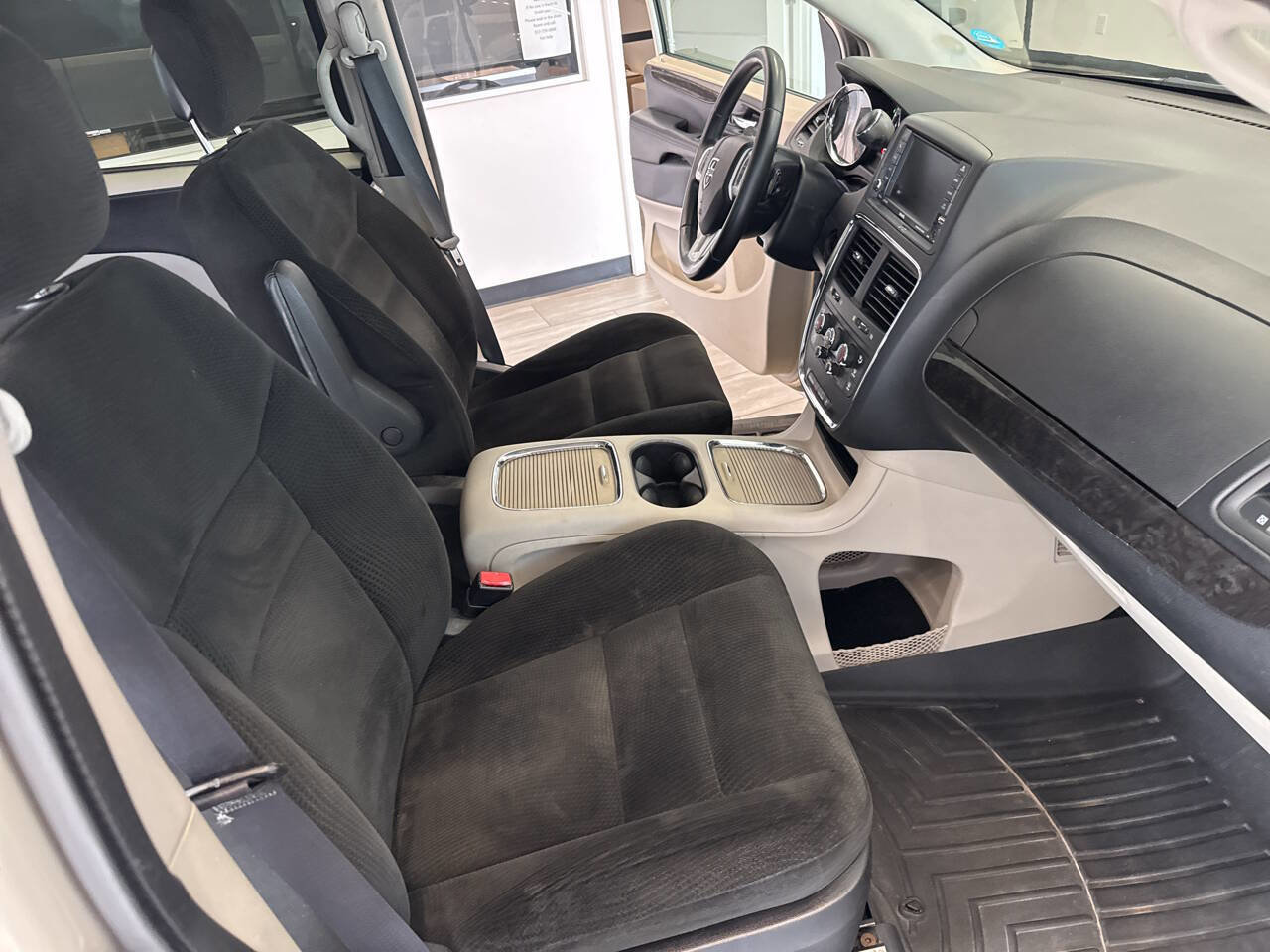 Used 2016 Dodge Grand Caravan SXT w/ Rear Park Assist Package FWD image 30