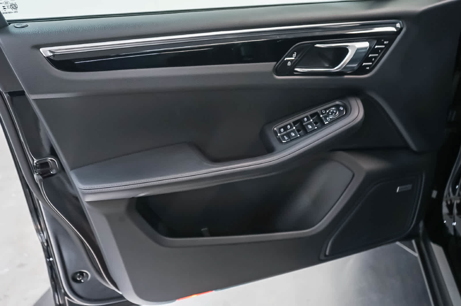 Certified 2025 Porsche Macan AWD/4WD image 27