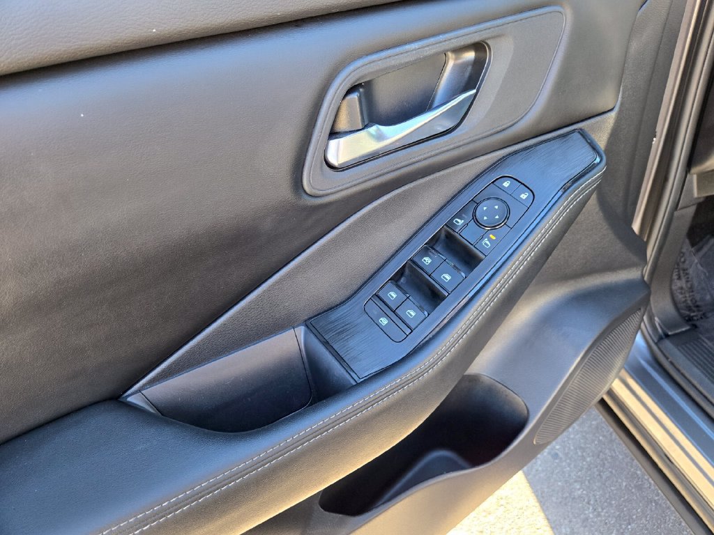 Certified 2025 Nissan Rogue SV FWD image 12