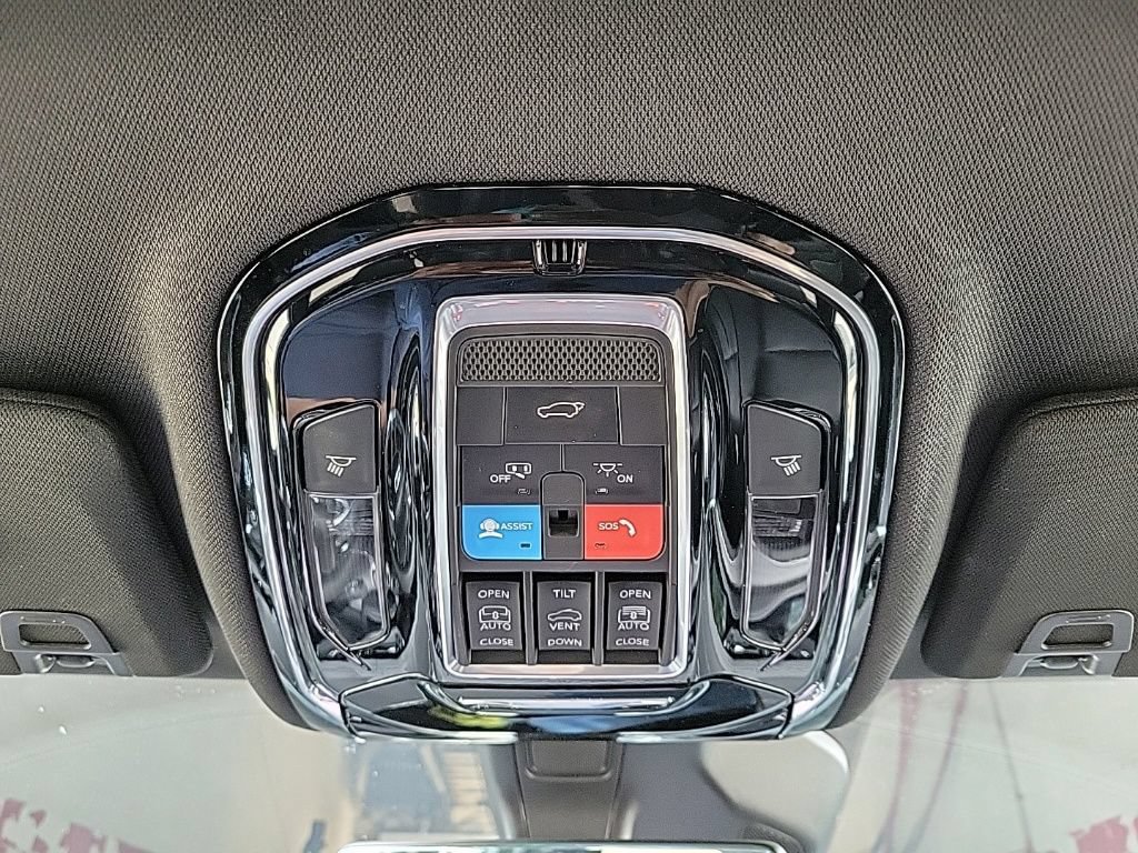 Used 2023 Jeep Grand Cherokee Overland w/ Luxury Tech Group IV AWD/4WD image 13