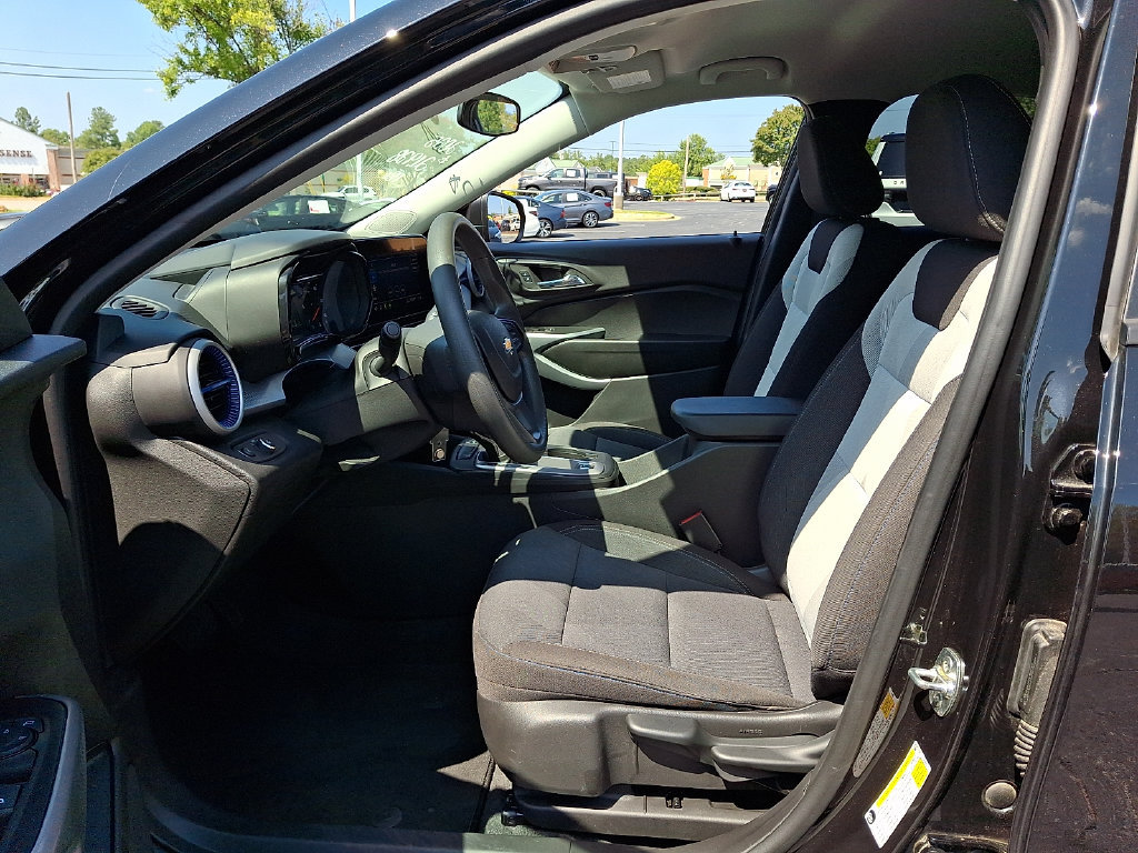Used 2025 Chevrolet Trax LS FWD image 13
