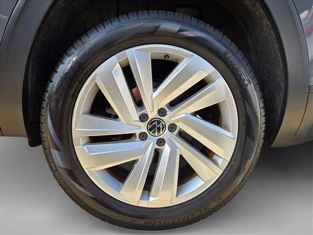 Used 2020 Volkswagen Atlas Cross Sport SE w/ Panoramic Sunroof Package FWD image 23