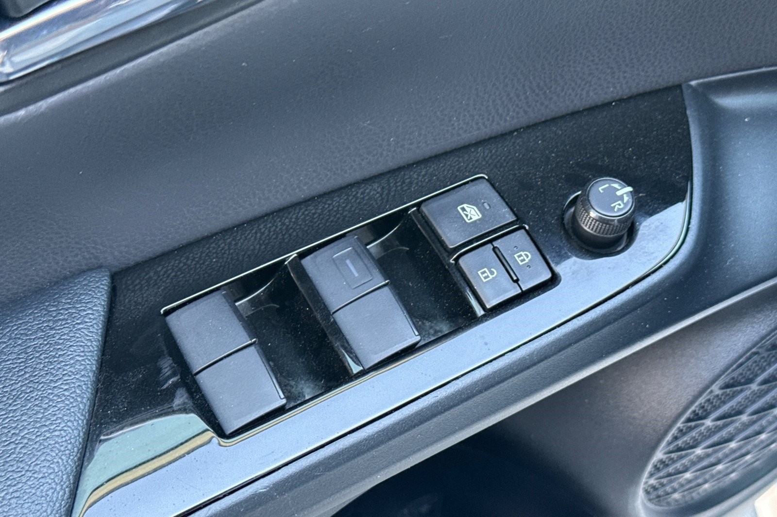 Certified 2022 Toyota Prius LE FWD image 14