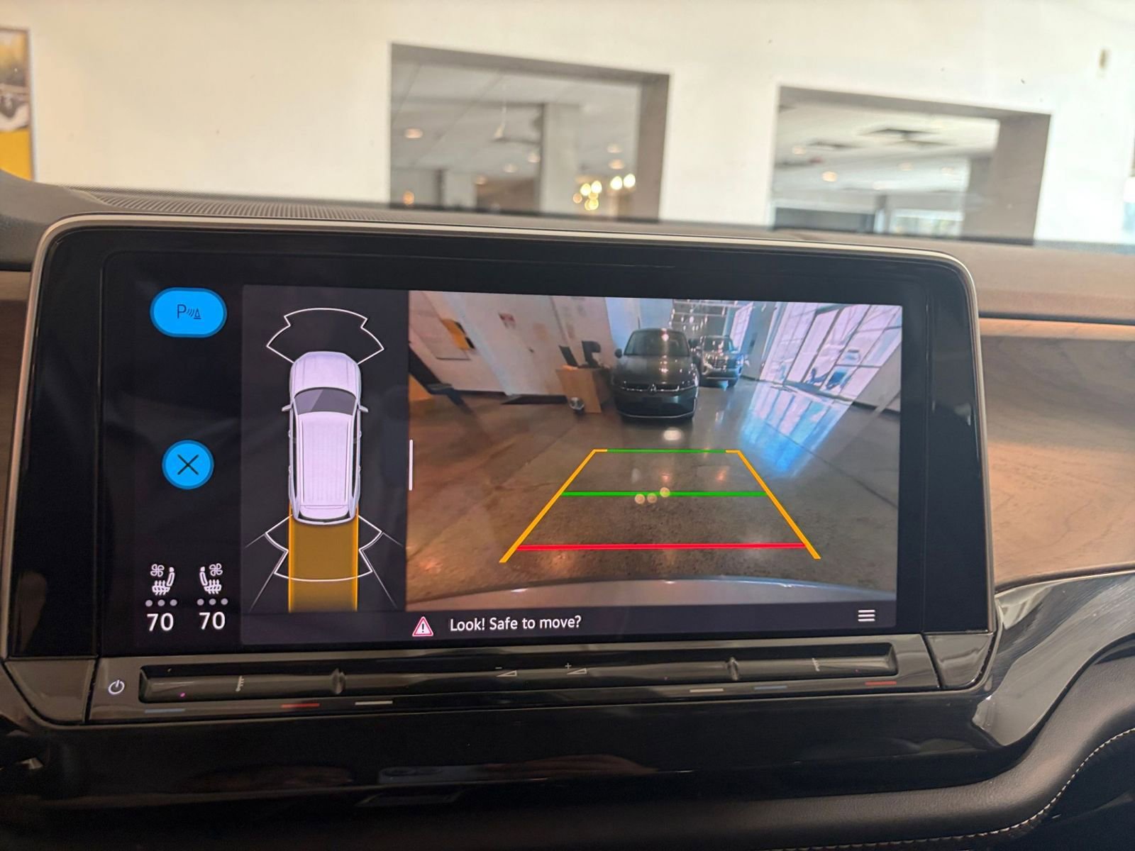 Used 2025 Volkswagen Atlas SE image 17