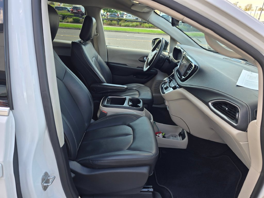 Used 2024 Chrysler Pacifica Limited FWD image 11