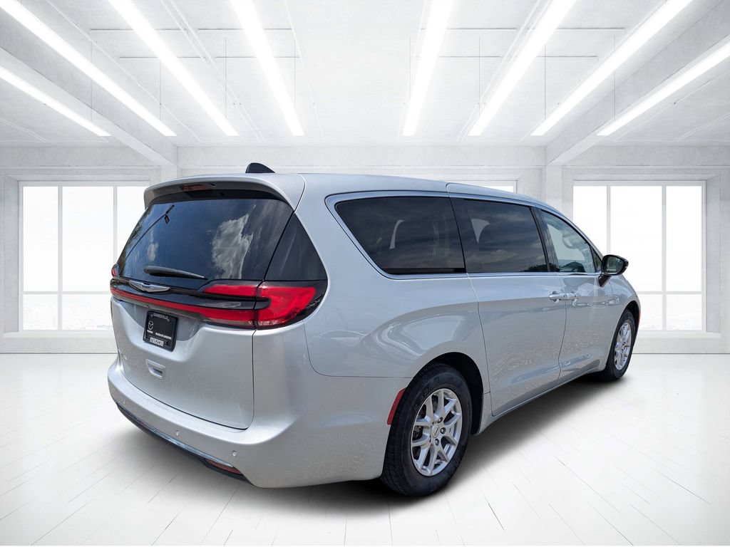 Used 2024 Chrysler Pacifica Touring-L FWD image 3