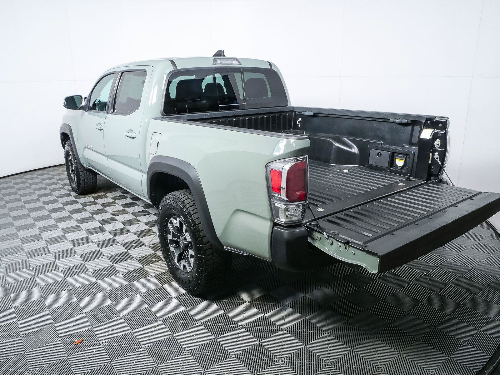 Used 2022 Toyota Tacoma TRD Off-Road AWD/4WD image 27