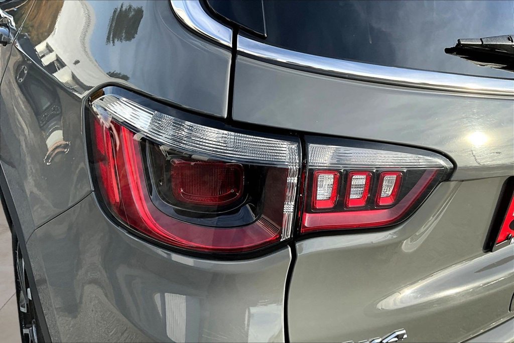 Used 2022 Jeep Compass Limited AWD/4WD image 23