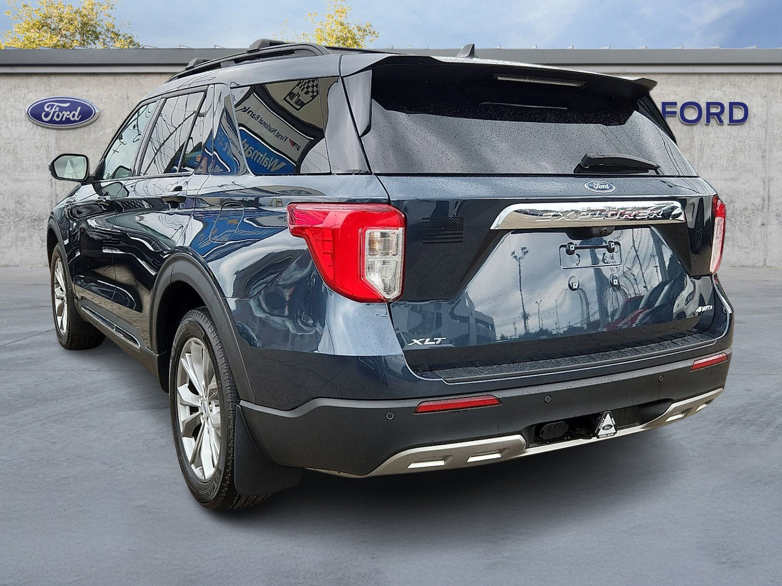 Used 2023 Ford Explorer XLT w/ Equipment Group 202A AWD/4WD image 4