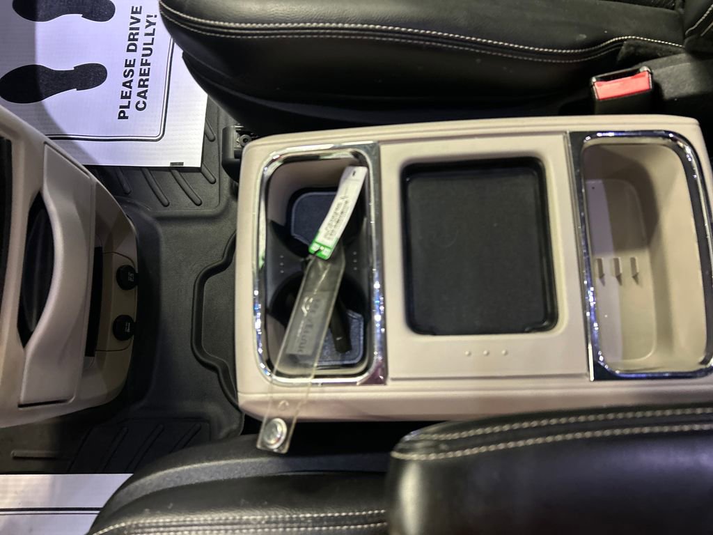 Used 2016 Chrysler Town & Country Touring-L FWD image 21