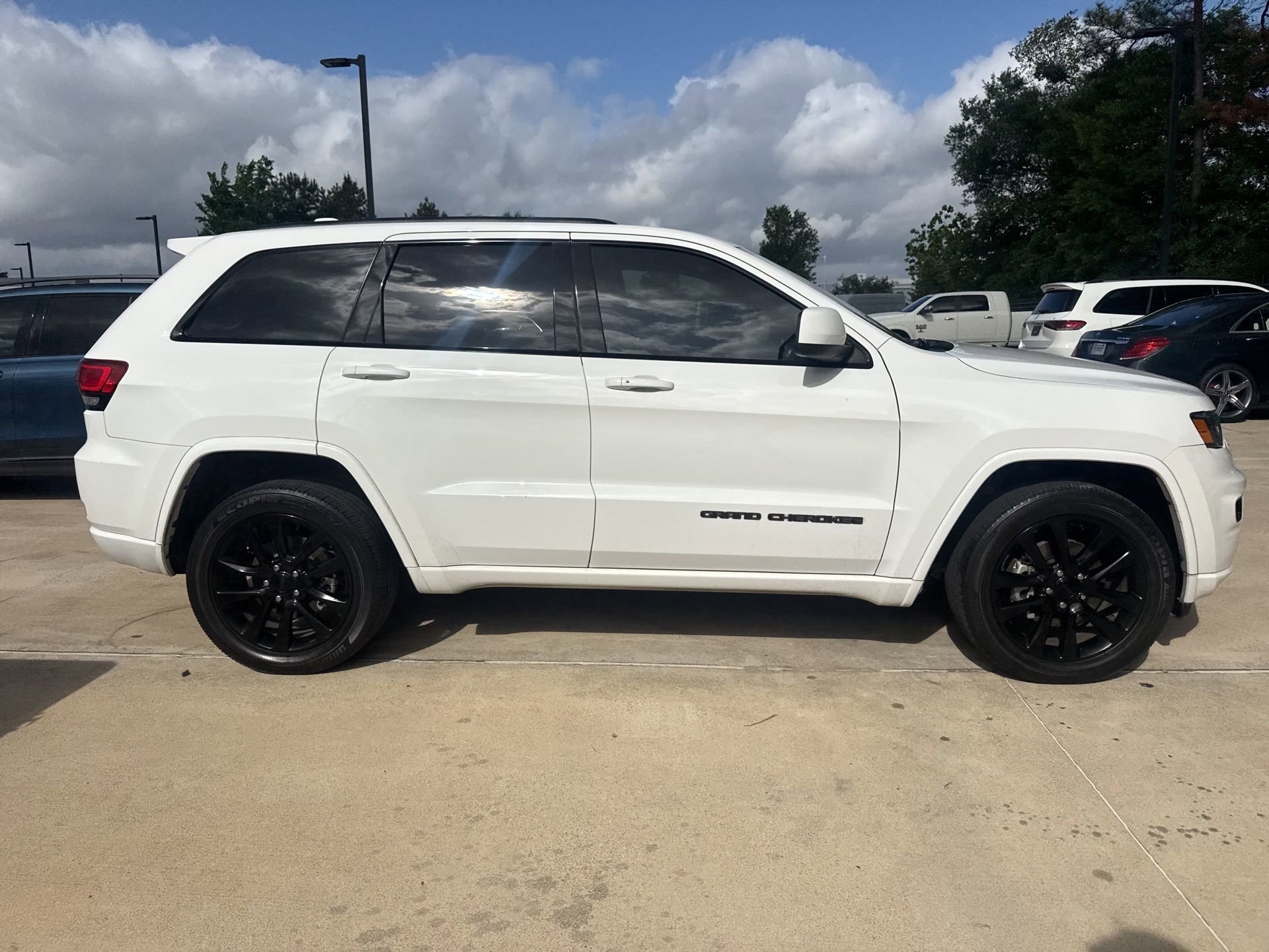 Used 2018 Jeep Grand Cherokee Altitude image 3