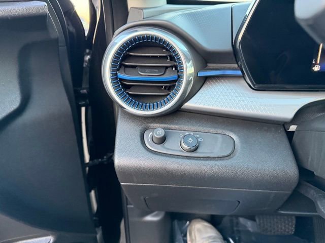 Used 2025 Chevrolet Trax LT w/ LT Convenience Package image 18