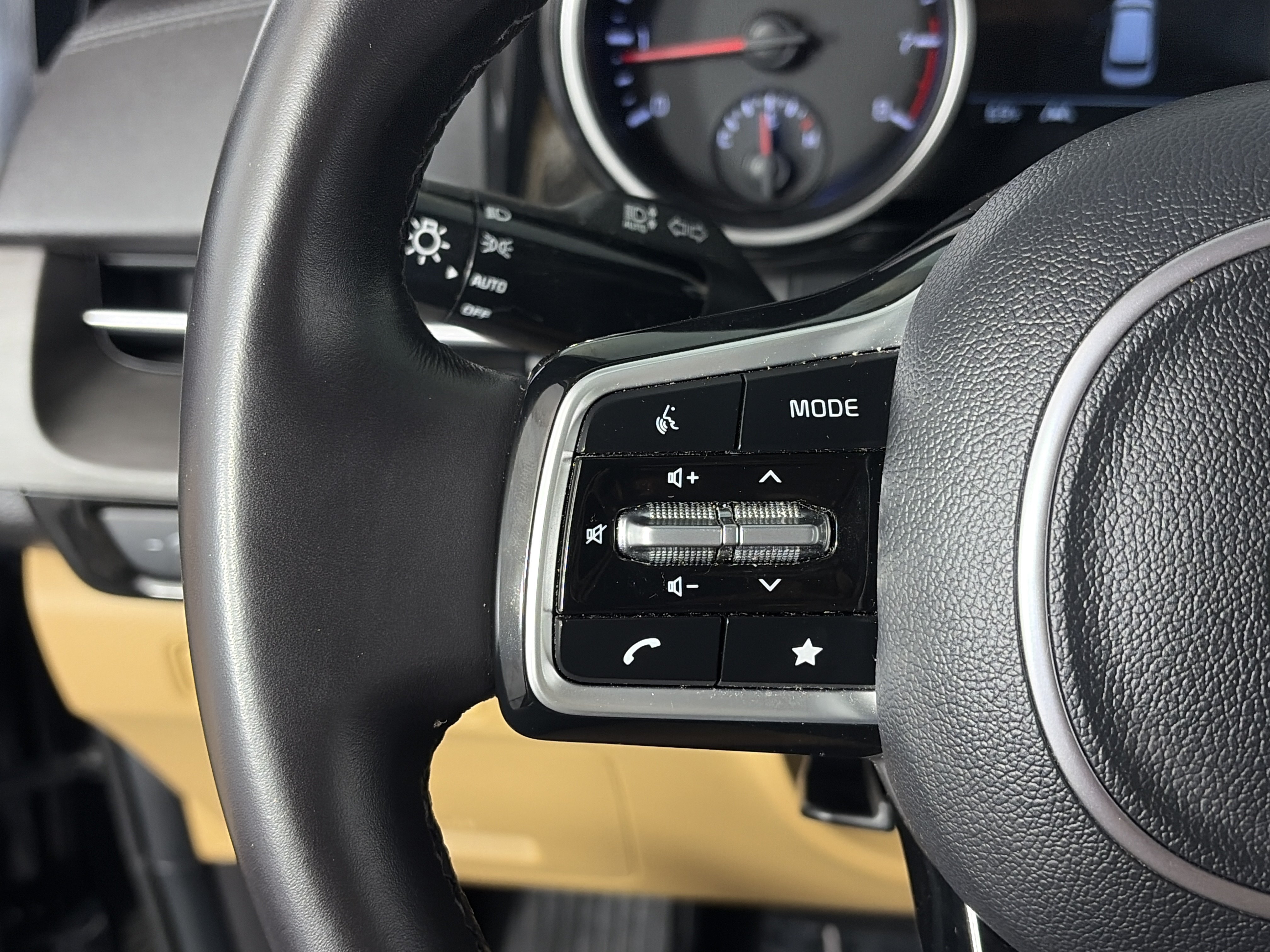 Certified 2023 Kia Carnival EX FWD image 31
