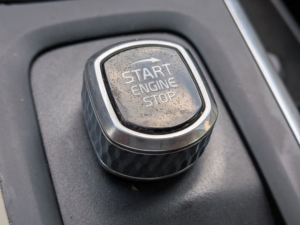 Used 2018 Volvo XC60 T5 Momentum w/ Vision Package image 32