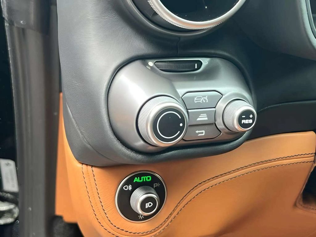 Used 2020 Ferrari Portofino RWD image 19