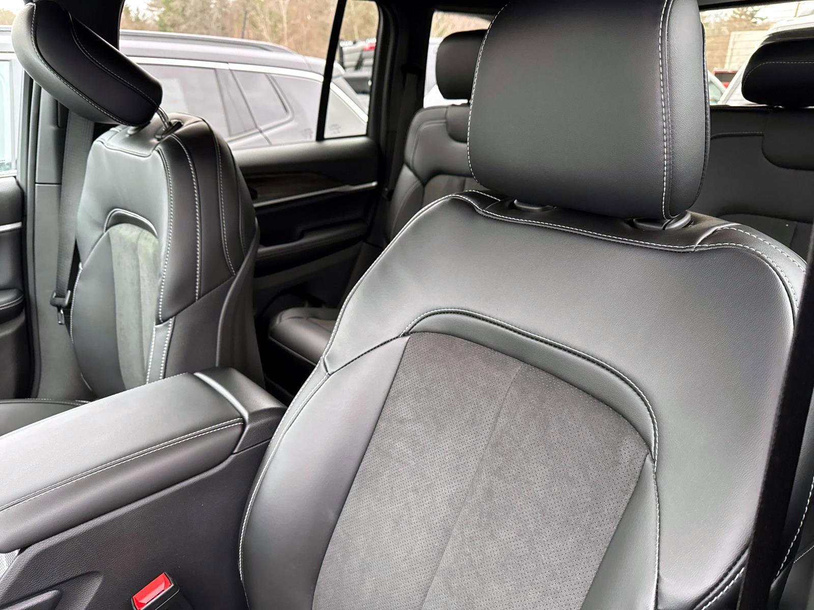 New 2026 Jeep Grand Cherokee Altitude image 11