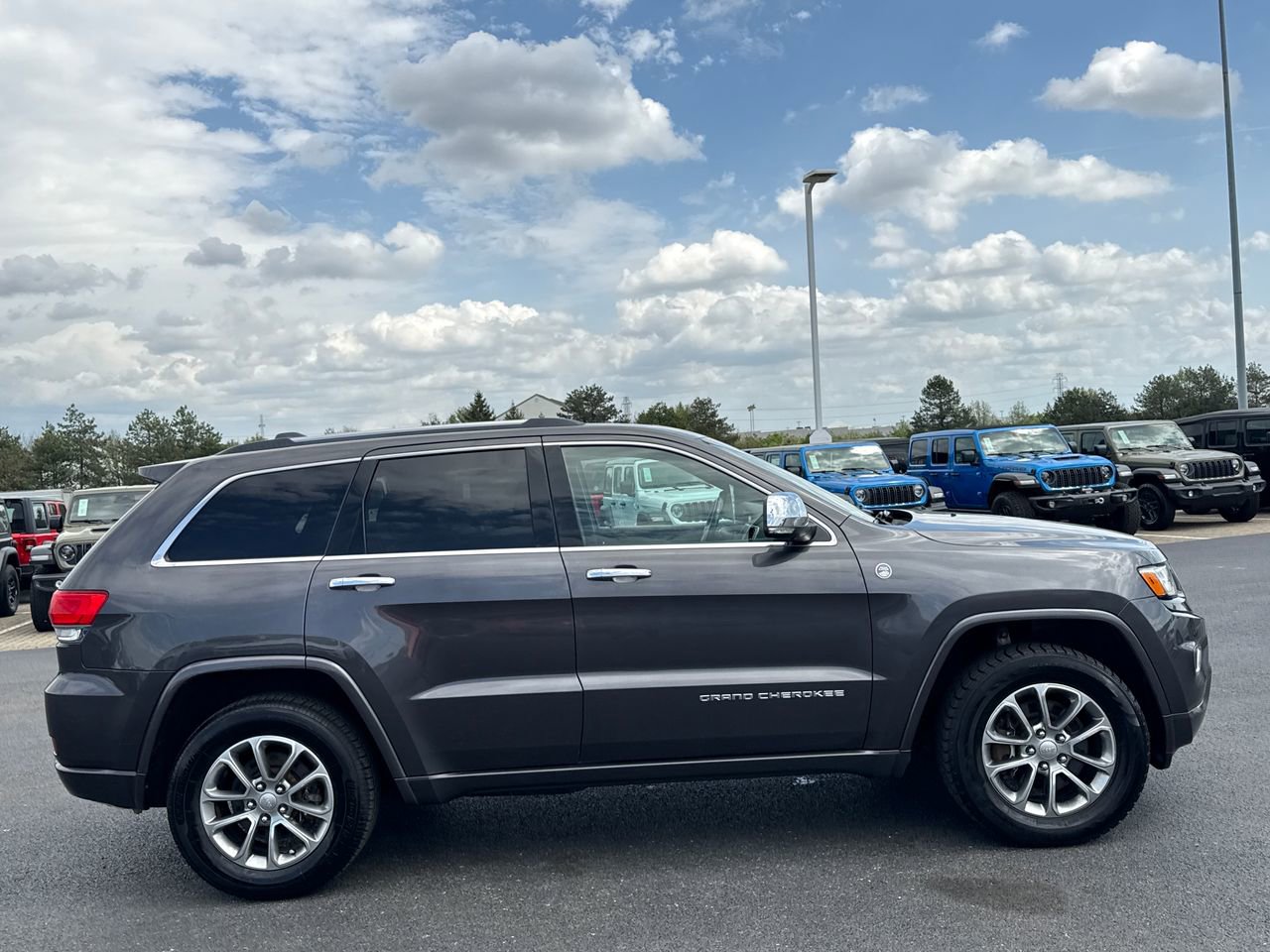 Used 2016 Jeep Grand Cherokee Overland w/ Advanced Technology Group image 2