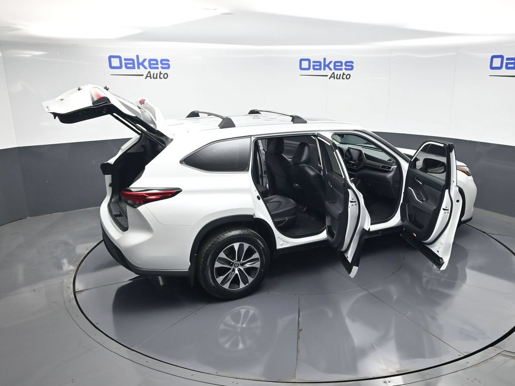 Used 2022 Toyota Highlander XLE AWD/4WD image 59