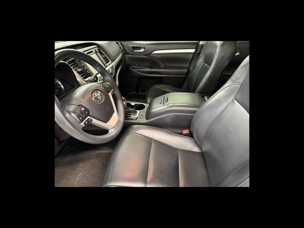 Used 2016 Toyota Highlander XLE image 11