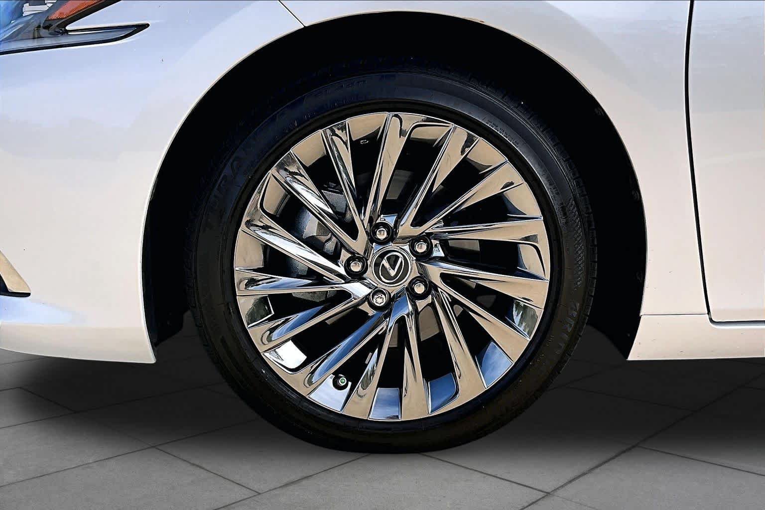 Used 2024 Lexus ES 350 Ultra Luxury w/ Accessory Package (Z2) FWD image 11