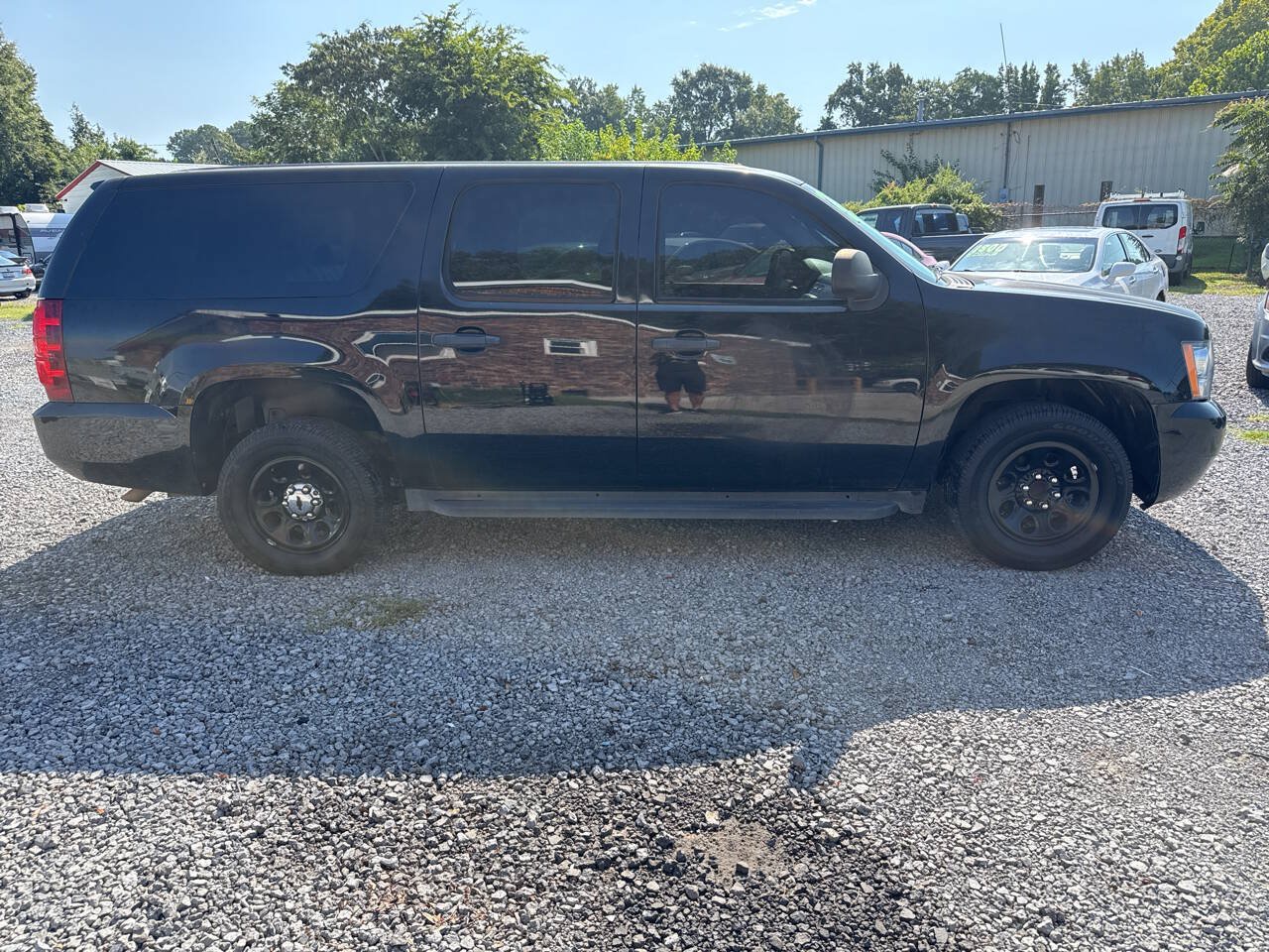 Used 2011 Chevrolet Suburban 2WD image 2