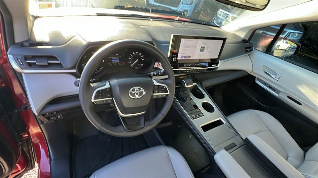 Used 2025 Toyota Sienna XLE image 22