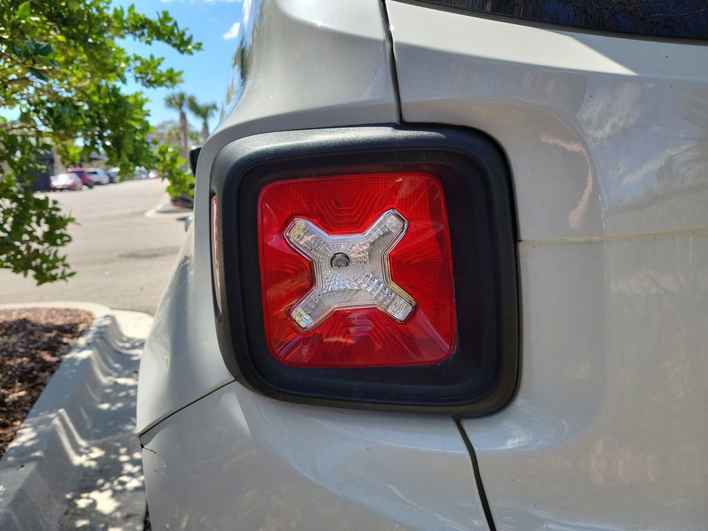 Used 2019 Jeep Renegade Latitude w/ Popular Equipment Group image 21