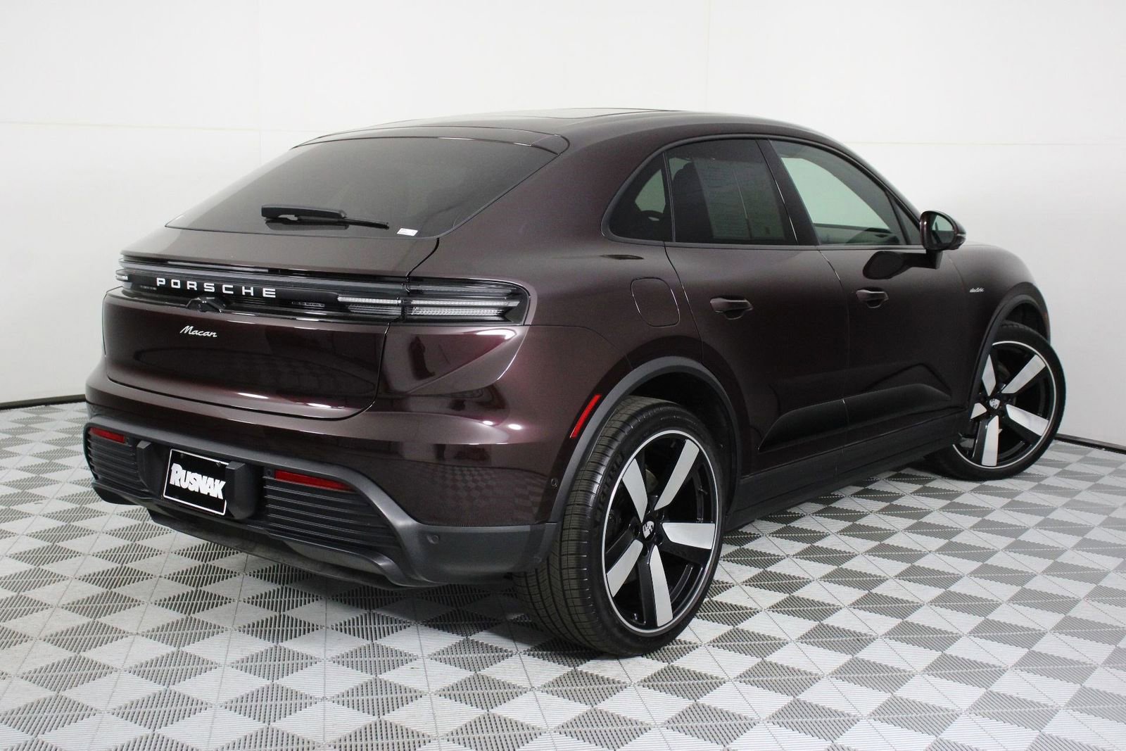 Certified 2025 Porsche Macan Electric RWD image 7