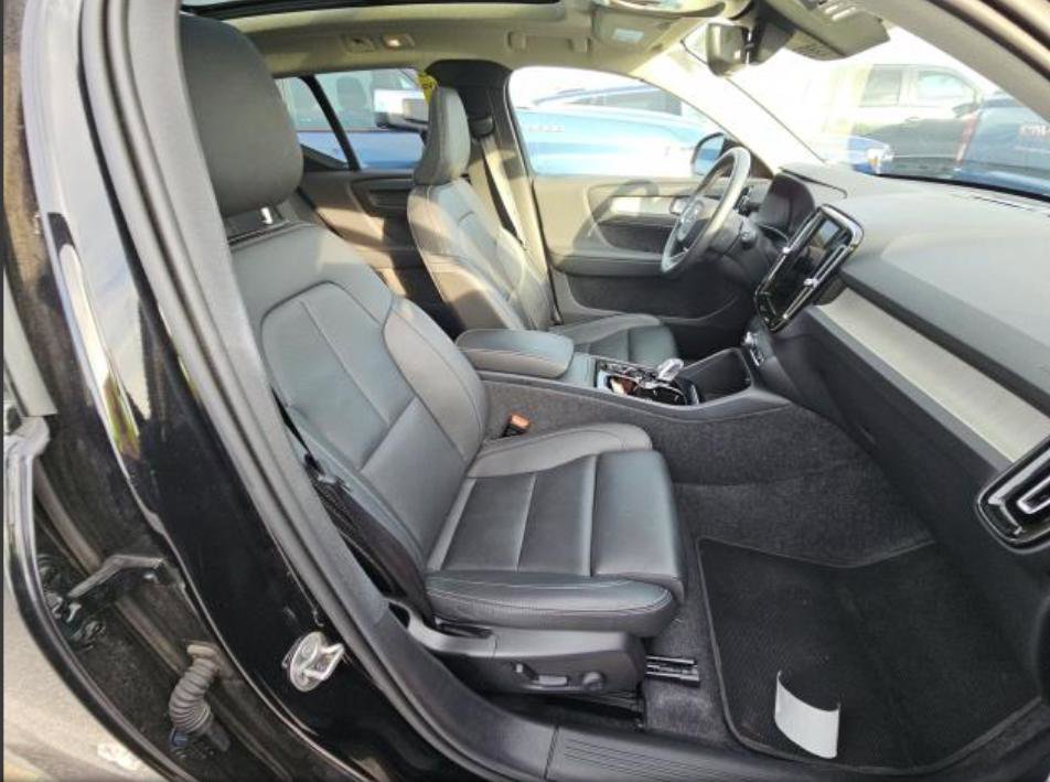 Used 2025 Volvo XC40 B5 Plus image 13