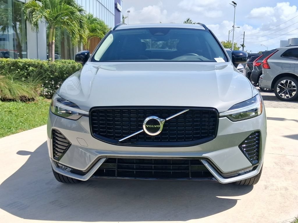 Used 2024 Volvo XC60 B5 Core AWD/4WD image 2