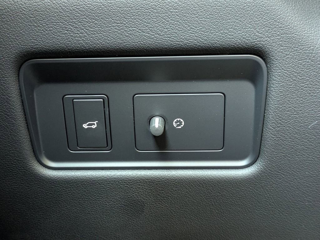 New 2026 Jaguar F-PACE SVR image 28