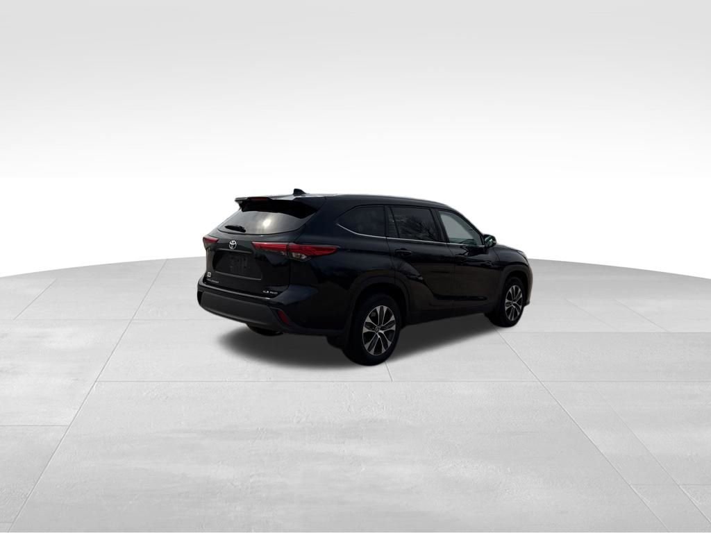 Used 2022 Toyota Highlander XLE image 5