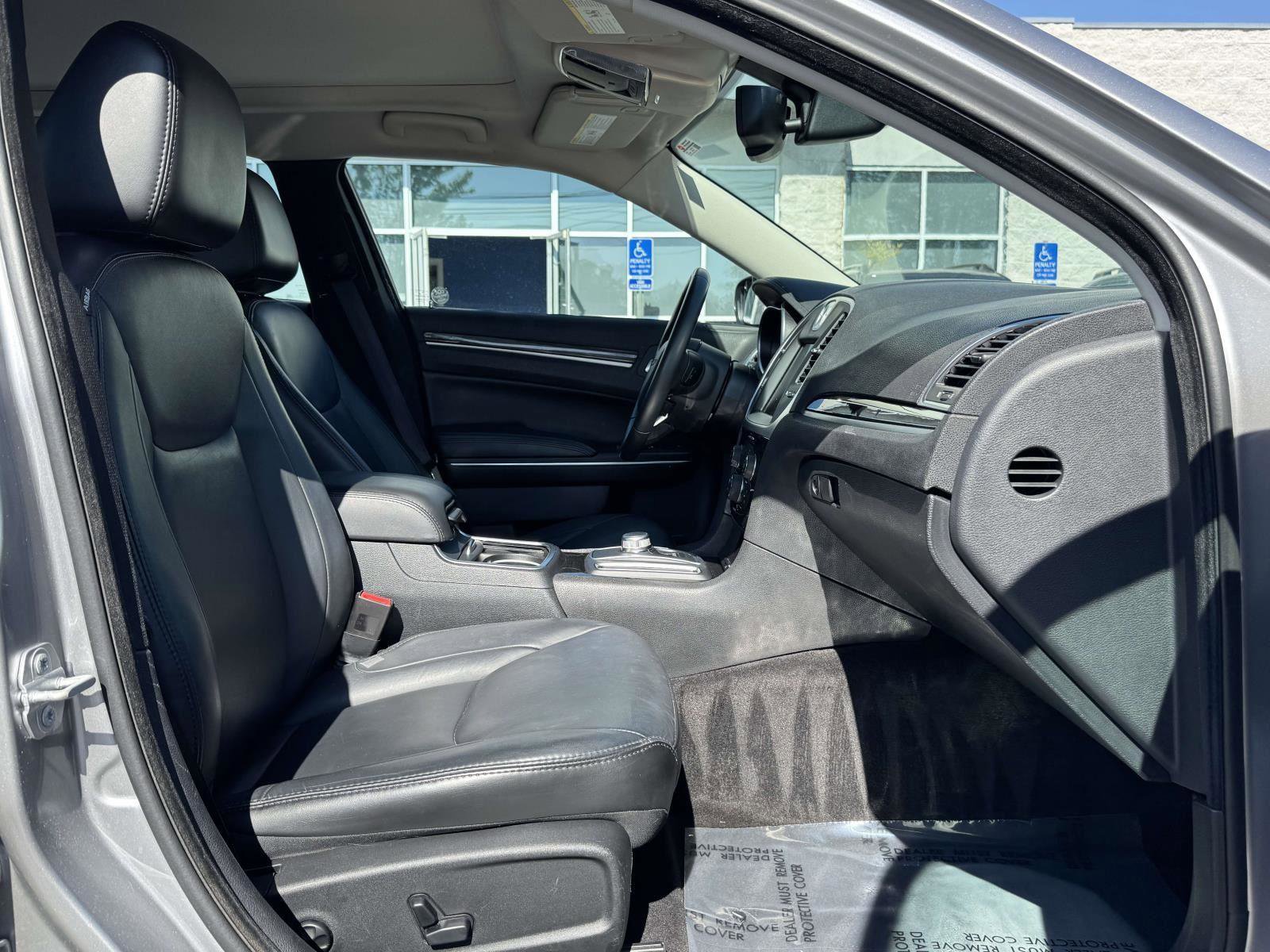 Used 2016 Chrysler 300 Limited RWD image 9