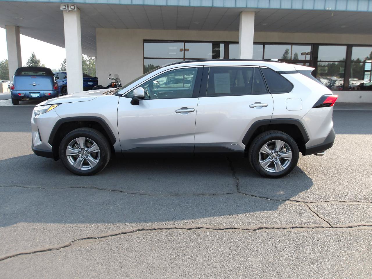 Used 2022 Toyota RAV4 XLE w/ Convenience Package AWD/4WD image 2