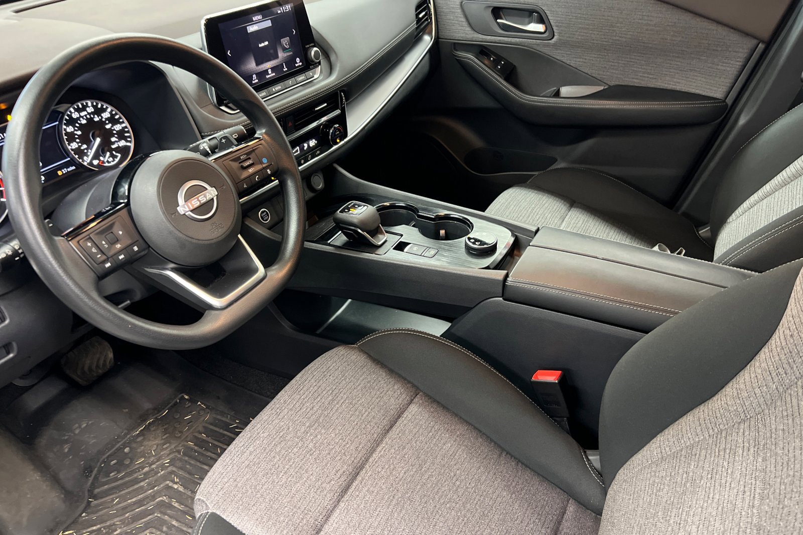 Used 2023 Nissan Rogue SV image 9