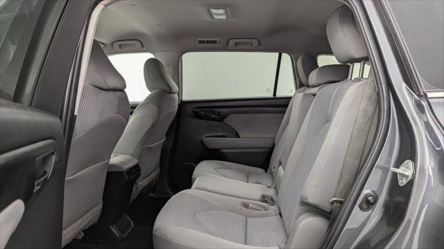 Used 2022 Toyota Highlander L image 17