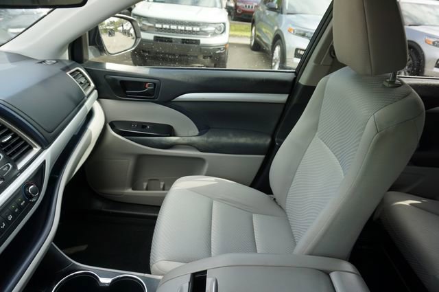 Used 2019 Toyota Highlander LE image 25
