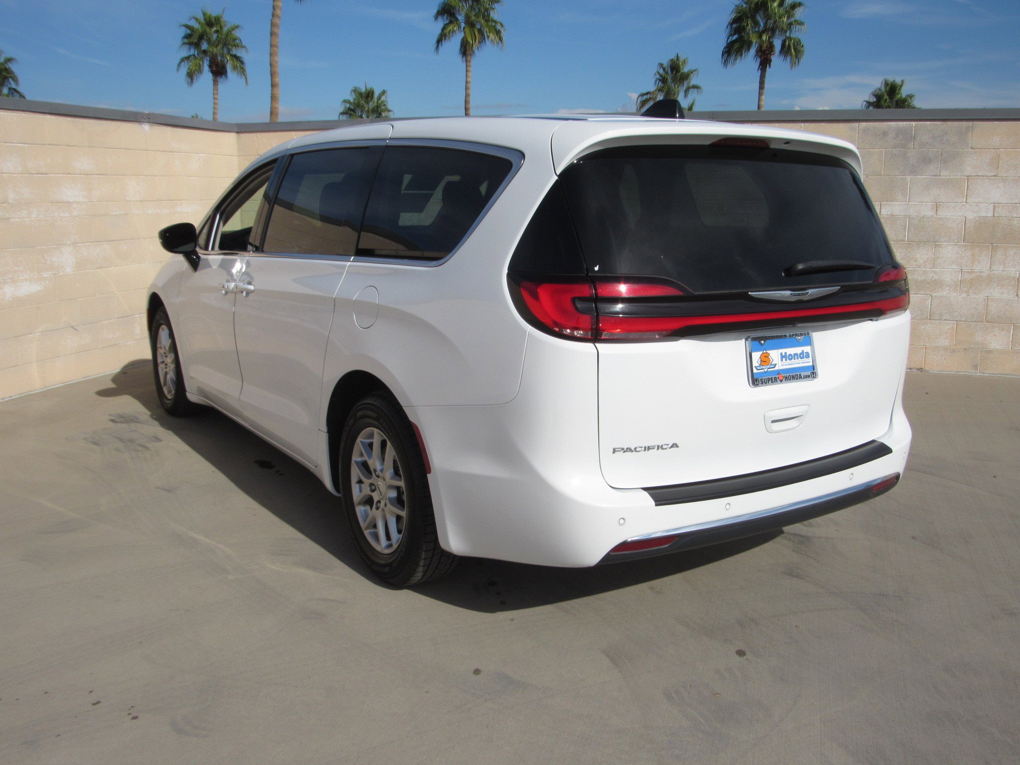 Used 2024 Chrysler Pacifica Touring-L image 6