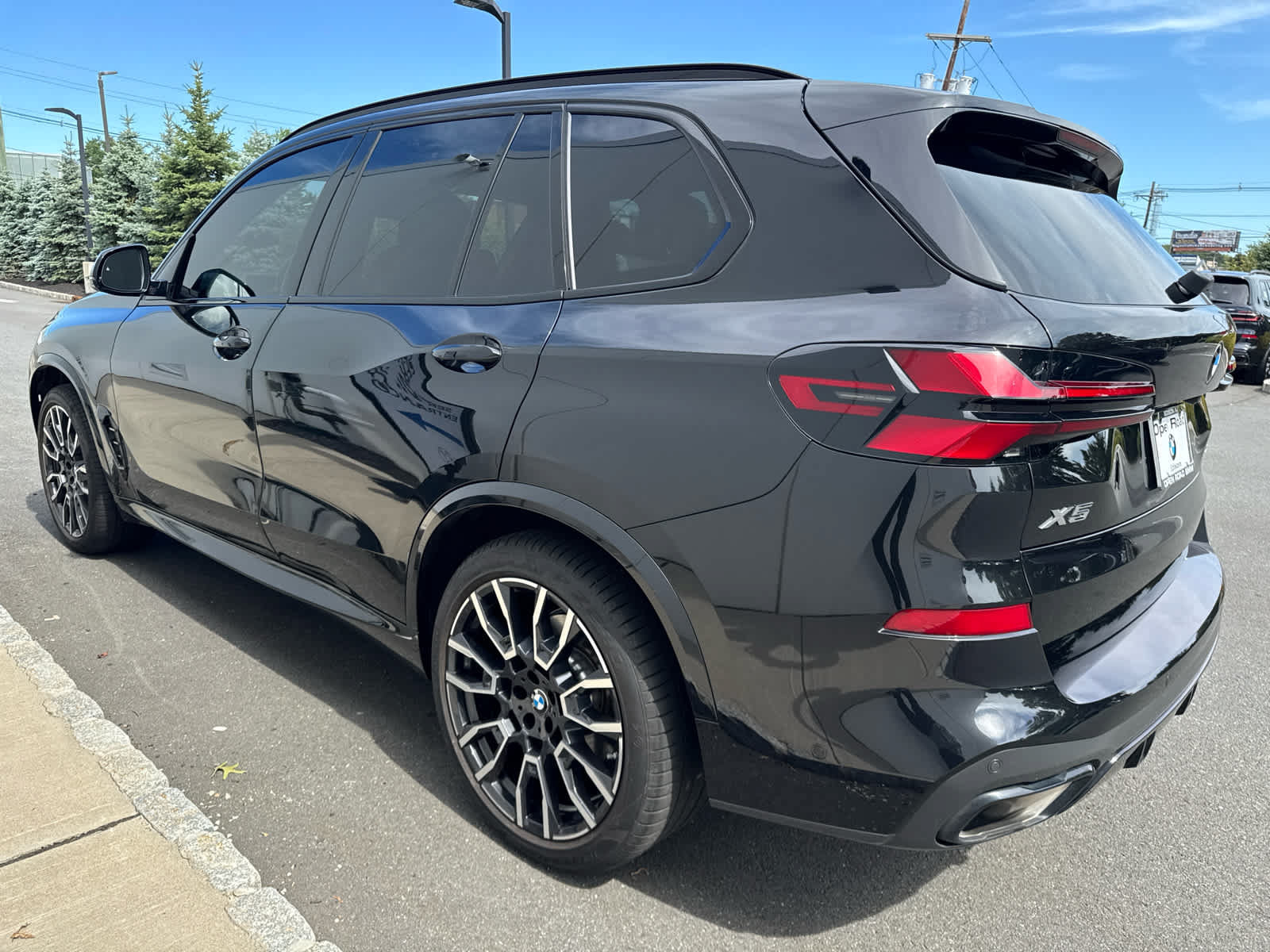 Used 2024 BMW X5 xDrive40i w/ M Sport Package AWD/4WD image 8