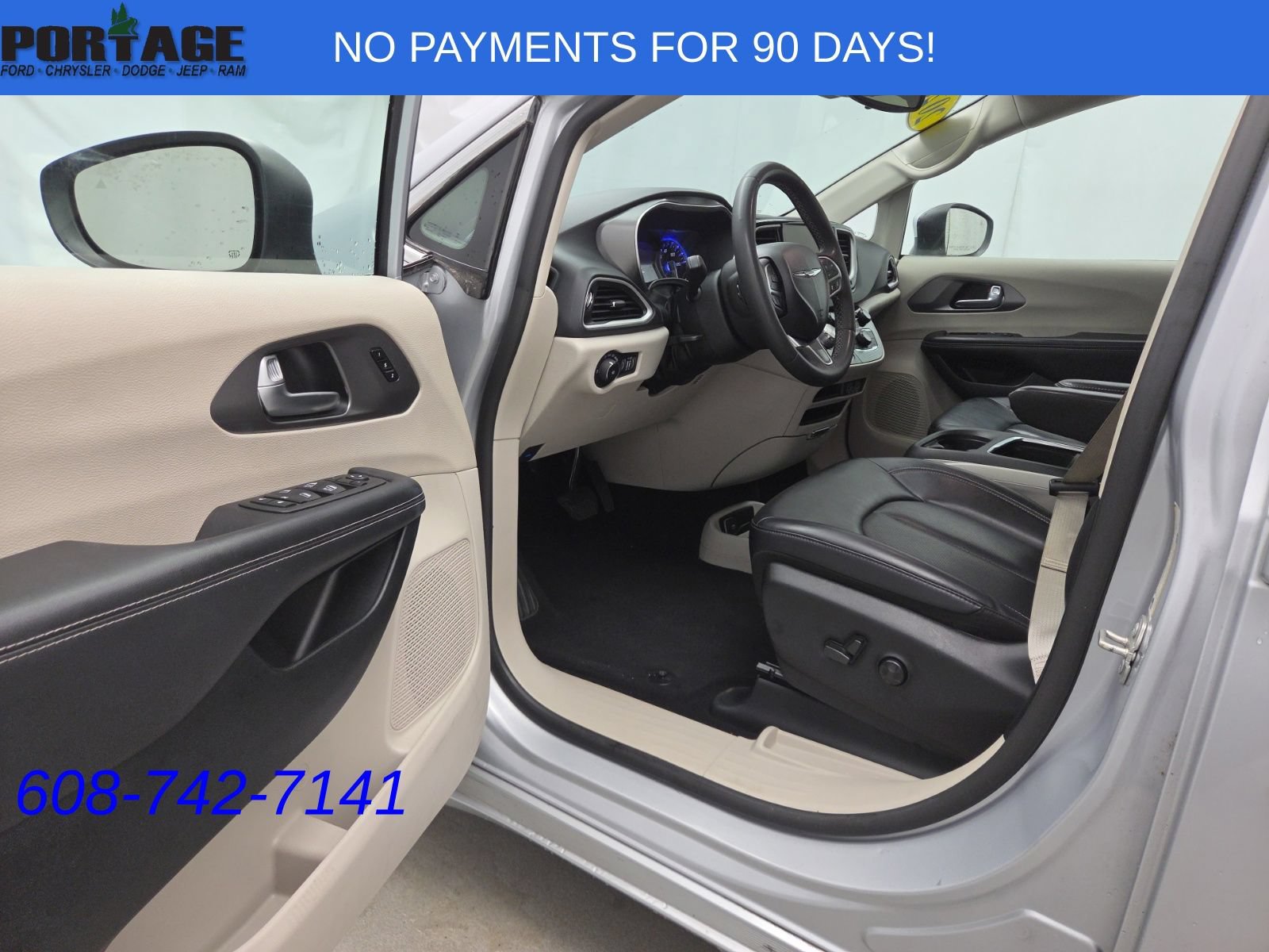 Used 2023 Chrysler Pacifica Touring-L FWD image 11