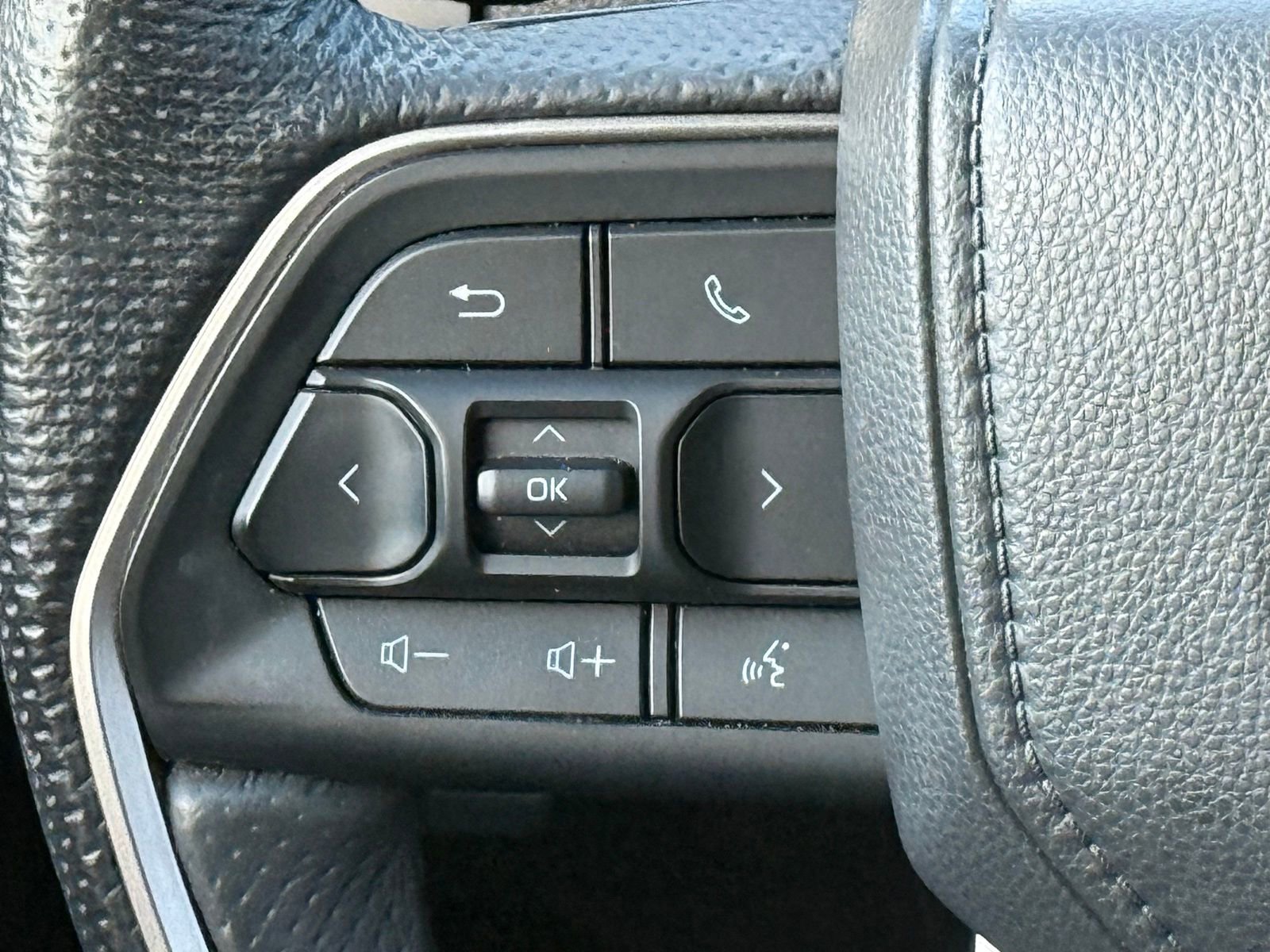 Used 2025 Toyota Tacoma TRD Off-Road AWD/4WD image 29