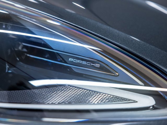 Certified 2025 Porsche Macan image 14