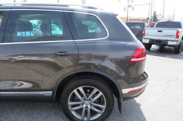 Used 2016 Volkswagen Touareg Sport AWD/4WD image 43